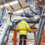 Técnico trabaja en el montaje de la zanjadora submarina NKT T-3600 antes de sus primeras pruebas.