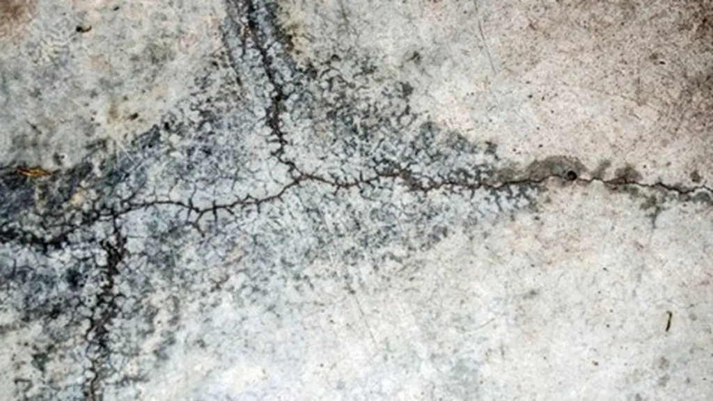  (Materiales Avanzados) Crack texture in concrete cement.