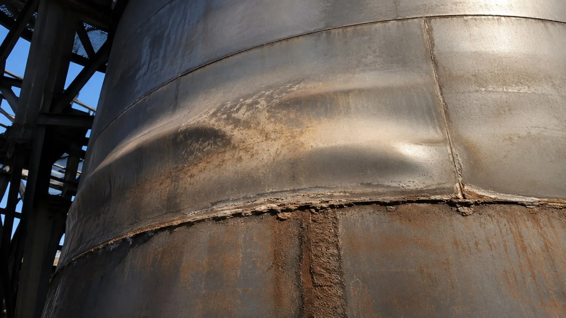 Bulging deformation and thermal fatigue damage in an industrial coke drum.