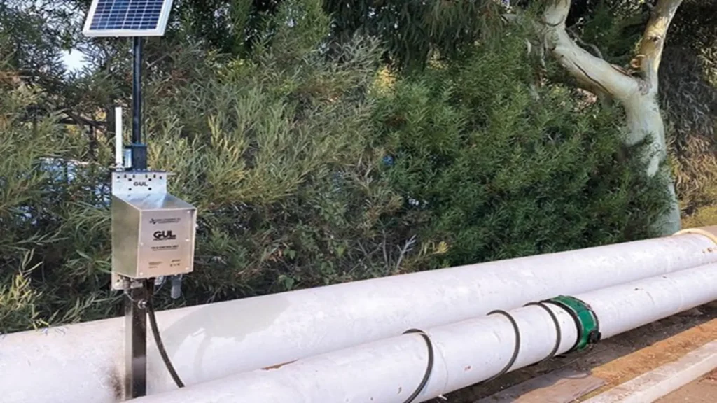 Sistema de monitoreo permanente por ultrasonido guiado en tubería industrial aislada para detección de corrosión bajo aislamiento (CUI), cortesía de Guided Ultrasonics Limited (GUL).