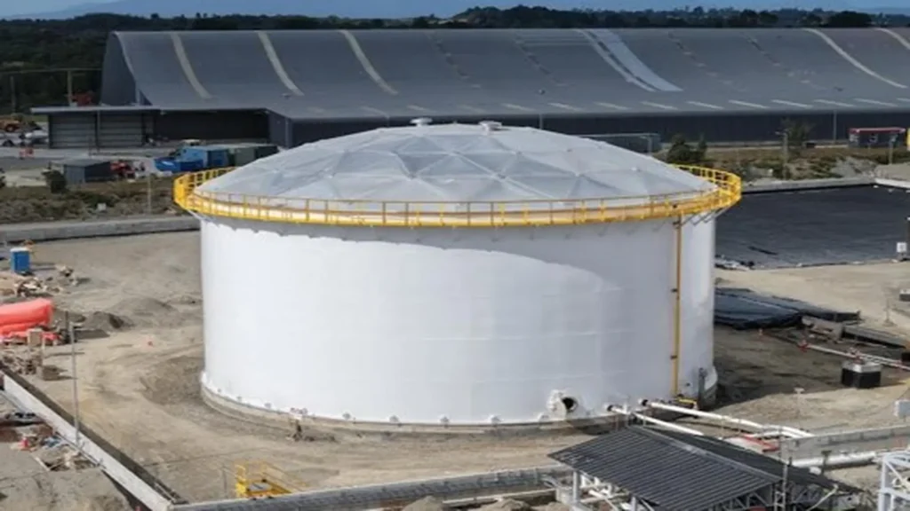 Detail of the connection between the dome and the top rim of the shell, where the supports allowing relative movement between both elements are arranged.