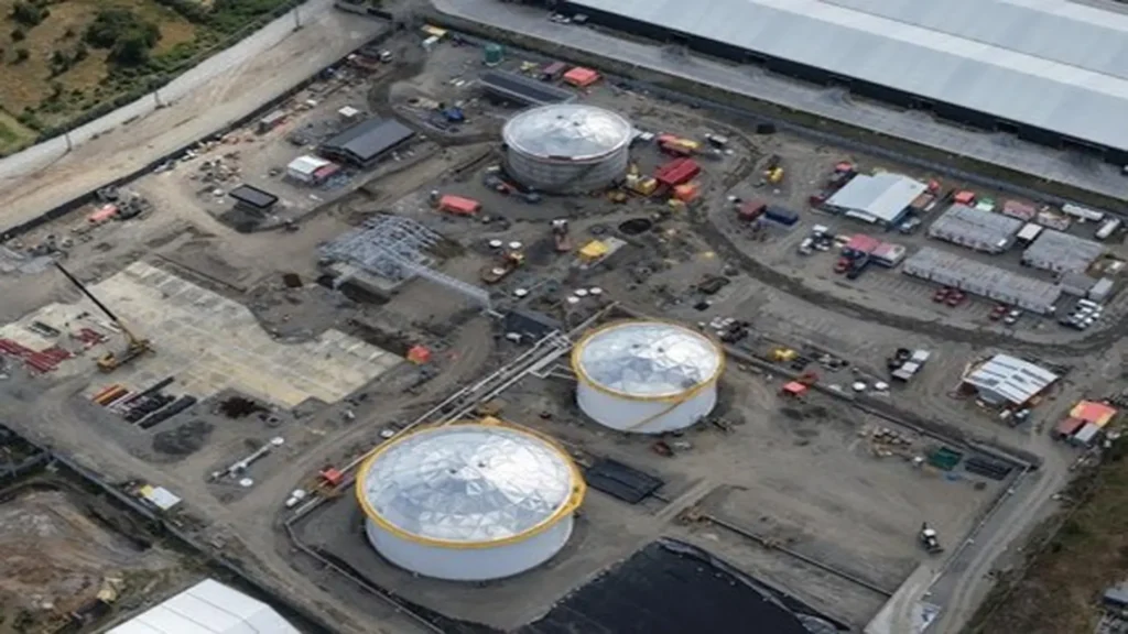 Vista aérea del conjunto durante la etapa de construcción, con las tres cúpulas geodésicas ya montadas sobre sus respectivos tanques.