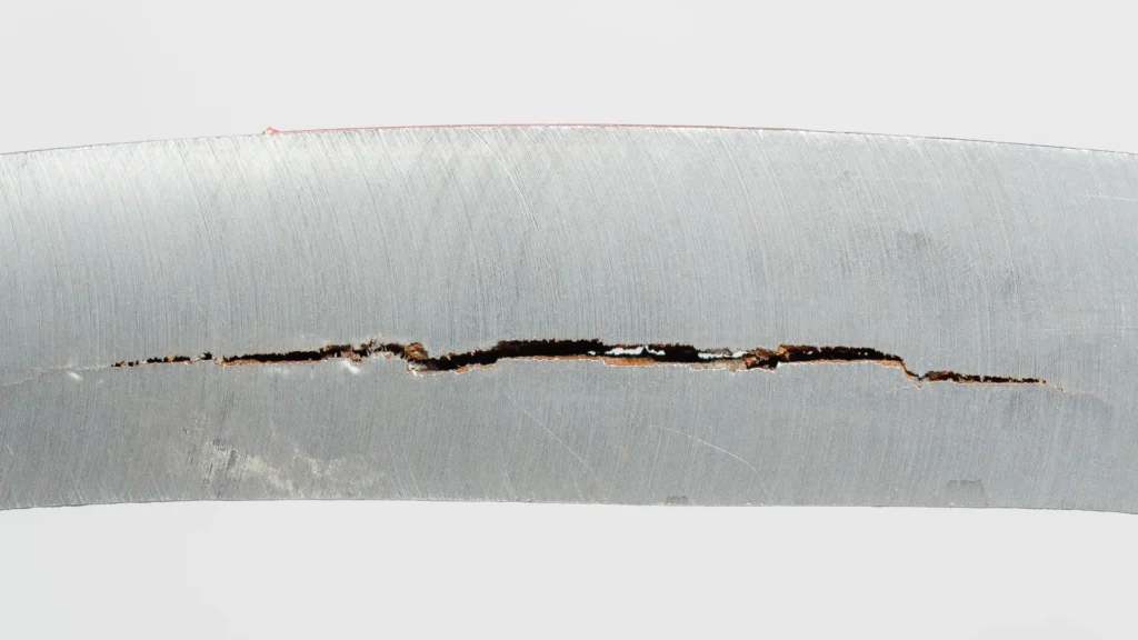 Como la Fragilización por hidrógeno debilita los materiales.
