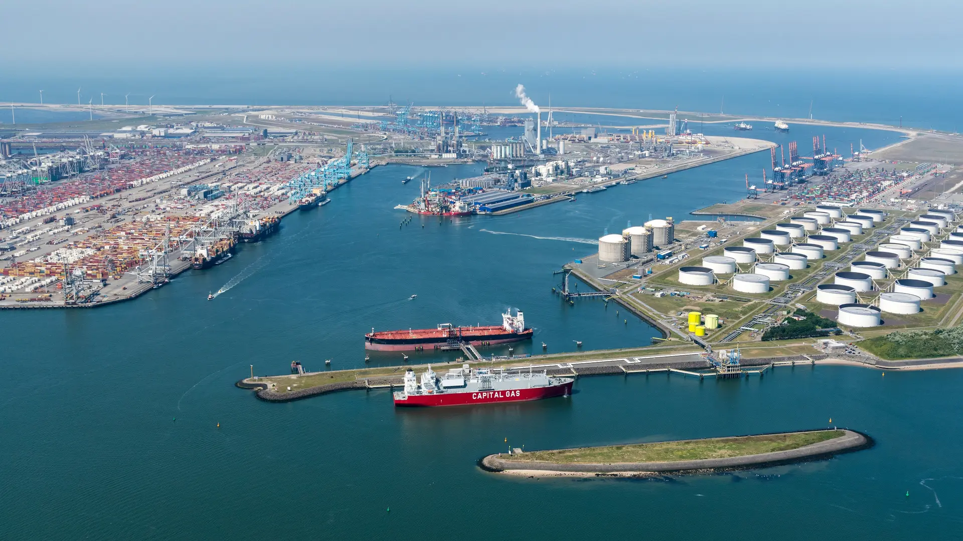 El puerto inteligente de Tianjin navega hacia el futuro.