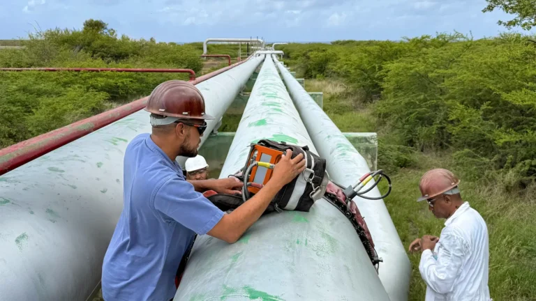 Localized Corrosion in Large-Diameter Pipes: Inspection Using Guided Waves and ScanningLocalized Corrosion in Large-Diameter Pipes: Inspection Using Guided Waves and Scanning