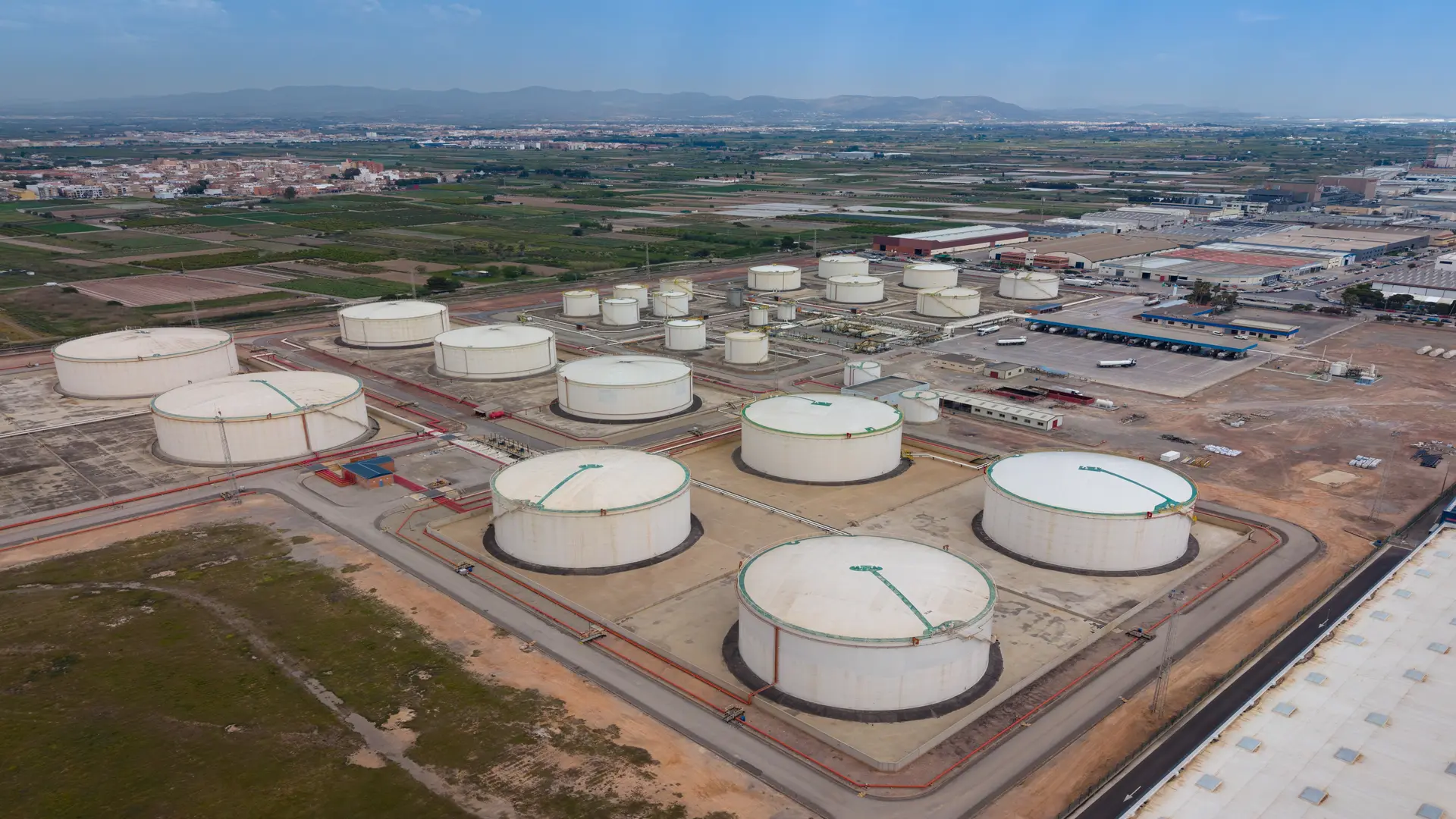 Tank gauging: How to reduce measurement uncertainty in terminals