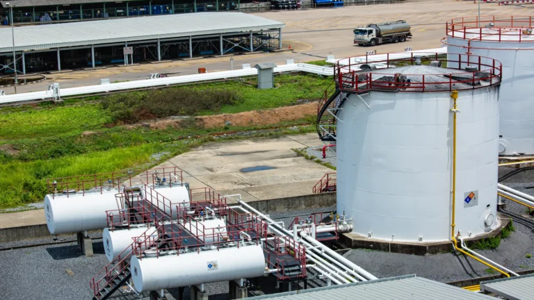 Provide a technical comparison between STI SP001 and API 653 for the inspection of aboveground storage tanks (ASTs).