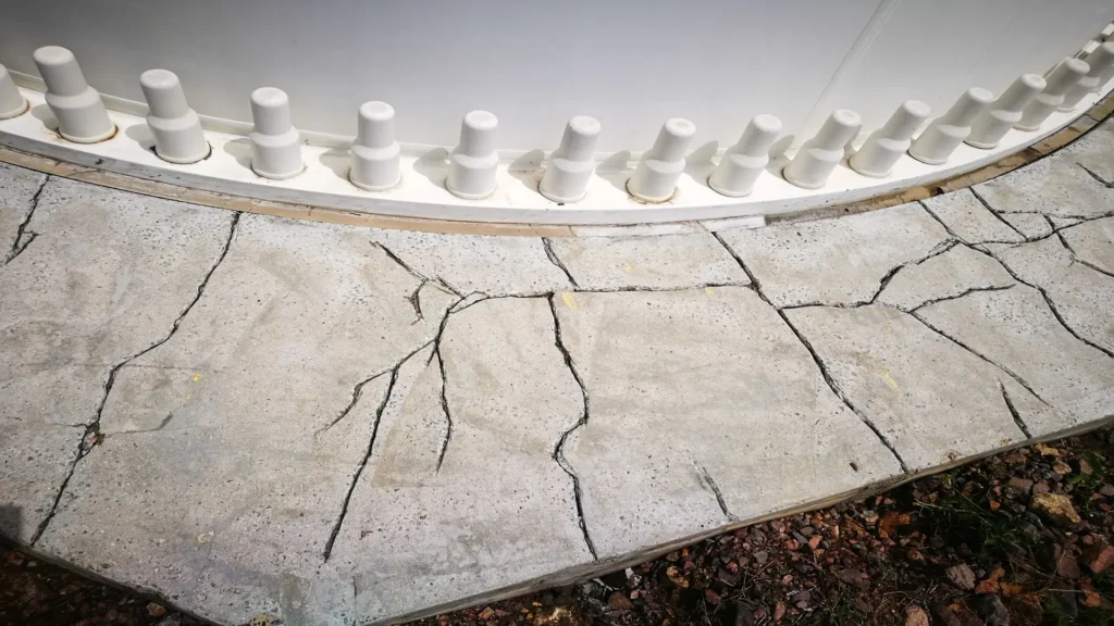 Why does concrete crack? Causes, types and prevention