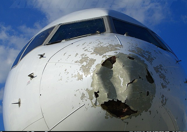 Daños estructurales en la parte delantera de un avión  (Corrosión aeroespacial)