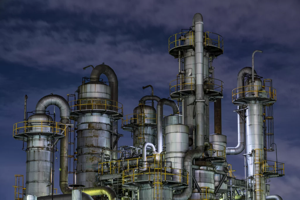 Strategies for controlling fouling in vacuum columns.