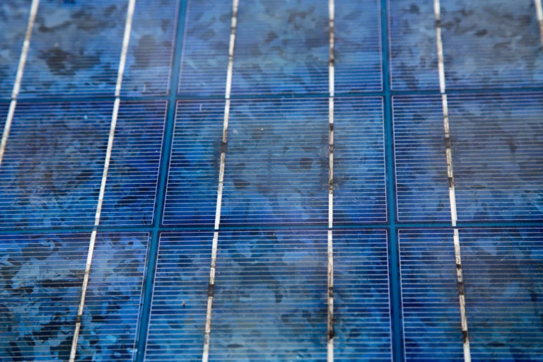 Desarrollo de materiales avanzados para mejorar la resistencia a la corrosión en paneles solares