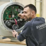 Técnico de Svanehoj inspecciona un sistema LTD para medición en tanques de GNL.