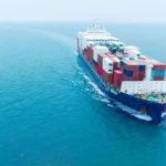 Buques navegando como ejemplo de transporte marítimo moderno