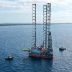 Plataforma marina de Arabian Drilling durante operaciones de perforación offshore.