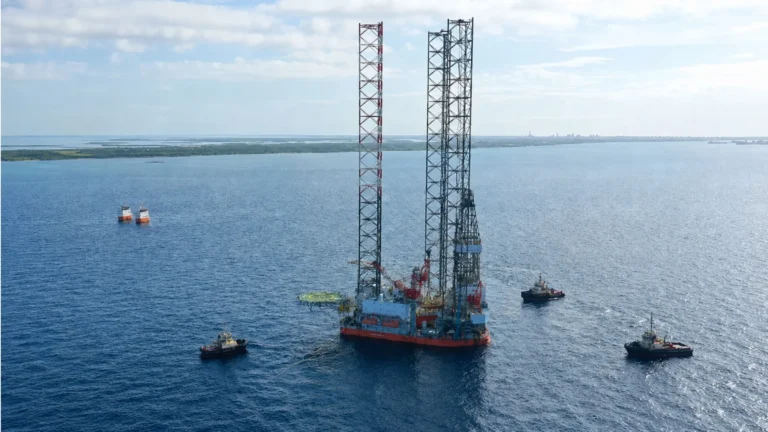 Plataforma marina de Arabian Drilling durante operaciones de perforación offshore.