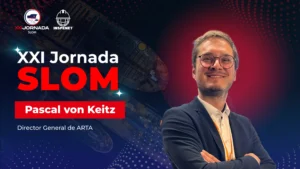 Pascal von Keitz, director general de ARTA, en el marco de la XXI Jornada SLOM 2025, con un fondo gráfico alusivo al sector marítimo y energético.
