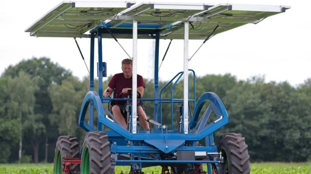Agricultor en el tractor solar E-Horse