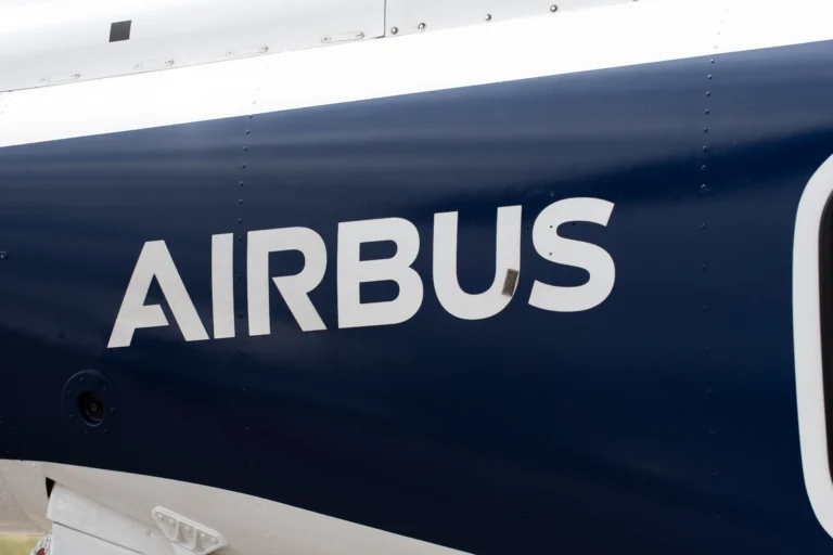 Logotipo de Airbus en el fuselaje de un avión comercial.