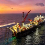 Solitaire vessel de Allseas en operaciones offshore tras su modernización, equipado para el tendido de tuberías submarinas.