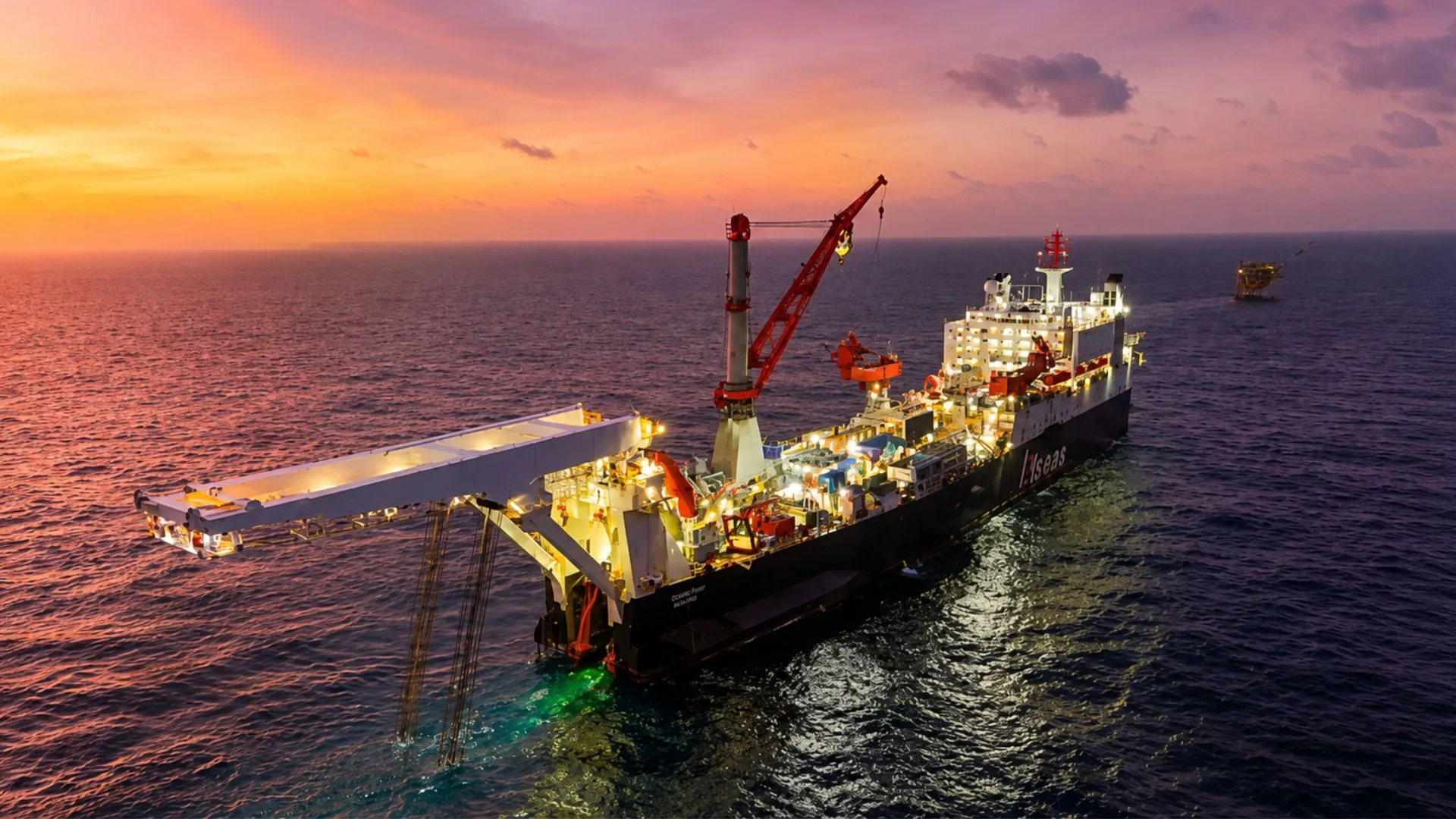 Solitaire vessel de Allseas en operaciones offshore tras su modernización, equipado para el tendido de tuberías submarinas.