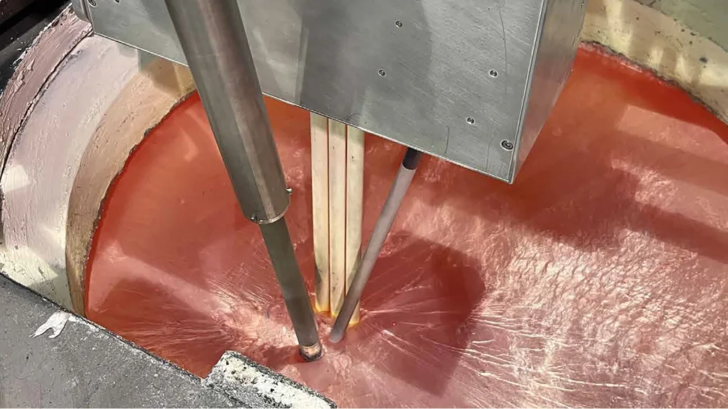 Sistema AloX de Fraunhofer IZFP realizando una medición ultrasónica en aluminio fundido para detectar inclusiones no metálicas durante el proceso de fundición.