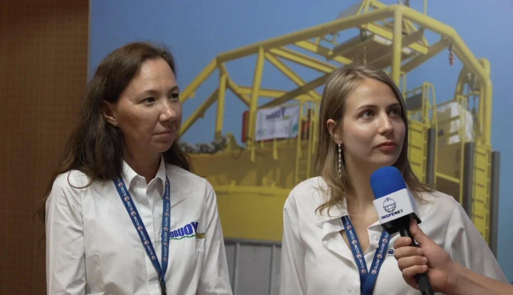 Dos representantes de Monobuoy, Anna Collard y Giulia Hawerroth, son entrevistadas durante SLOM 2025, conversando acerca de sistemas de boyas offshore.