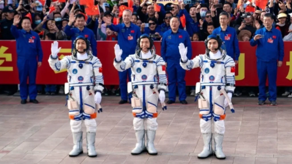 Astronautas de la misión Shenzhou-18 regresan a Beijing