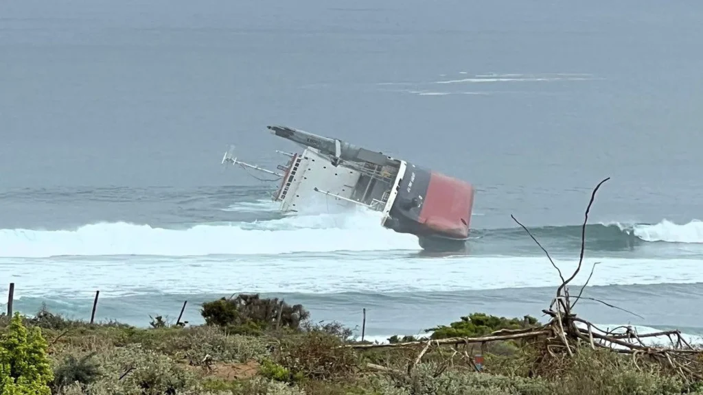 Avanzan acciones de rescate del MV Ultra Galaxy en la costa de Sudáfrica