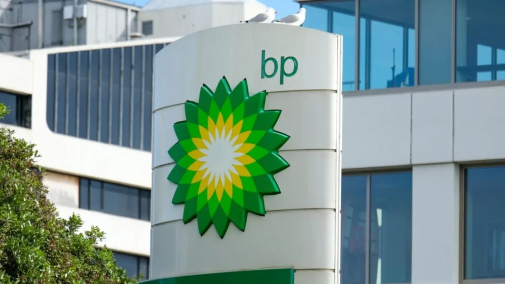 BP suspends share buyback and focuses capital on debt and oil