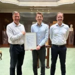 Representantes muestran la certificación DNV otorgada a la tecnología solar flotante BRIZO de Fred. Olsen 1848.