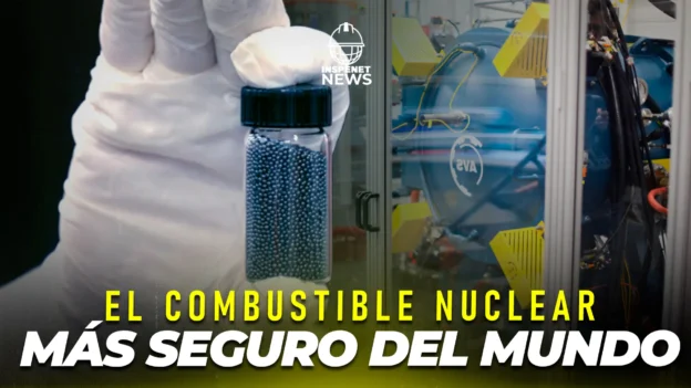 Frasco con partículas de combustible TRISO sostenido por una mano enguantada junto a horno de infiltración de vapor químico (CVI) en laboratorio nuclear de BWX Technologies.