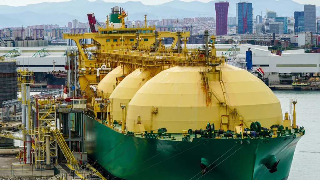 Bajas reservas de gas en Europa aumentan la presión por el GNL