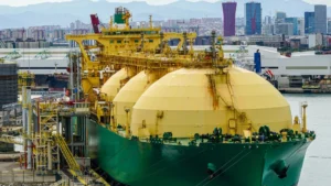 Bajas reservas de gas en Europa aumentan la presión por el GNL