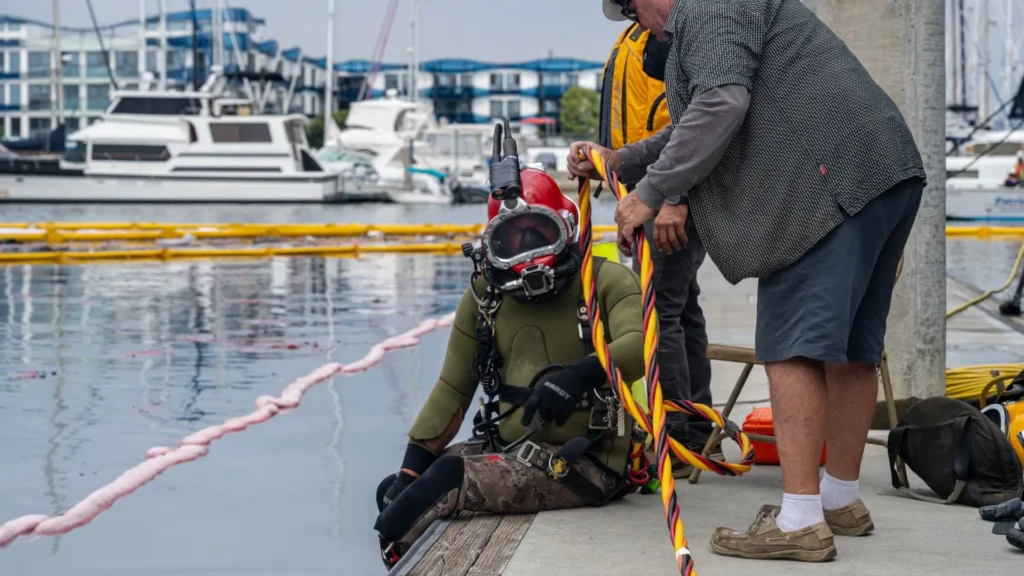 Bajo control el derrame de petróleo en Marina del Rey
