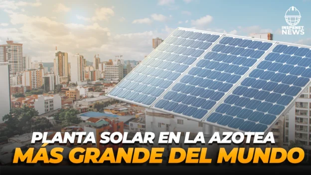 Panel solar sobre edificio urbano con texto: Planta solar en azotea más grande del mundo.