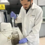 Biodegradación de bioplásticos con microorganismos