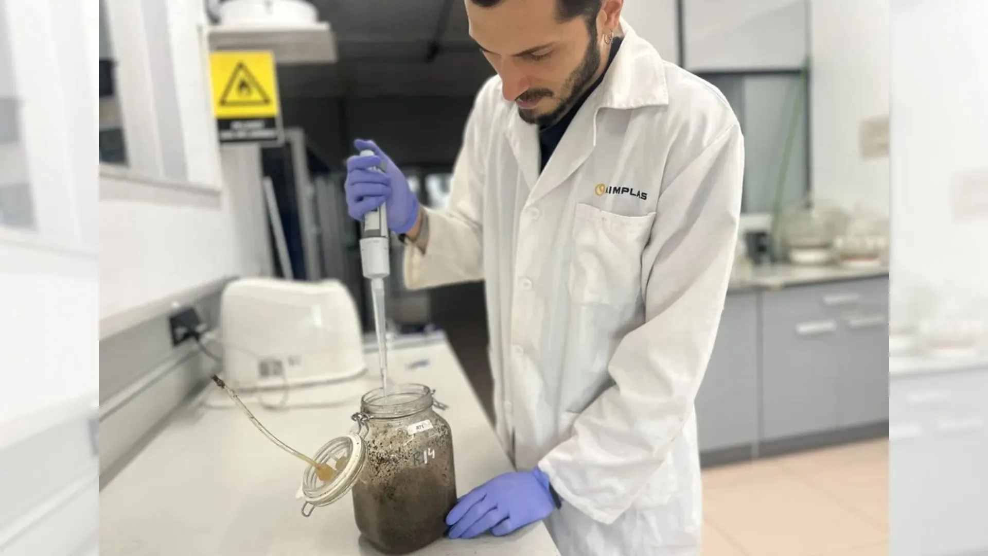 Biodegradación de bioplásticos con microorganismos