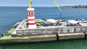 Portugal rehabilita un rompeolas para generar energía undimotriz