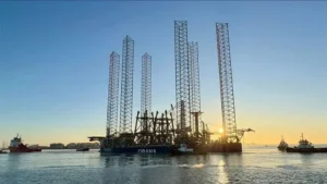 The vessel Obana begins its first decommissioning campaign in the North Sea