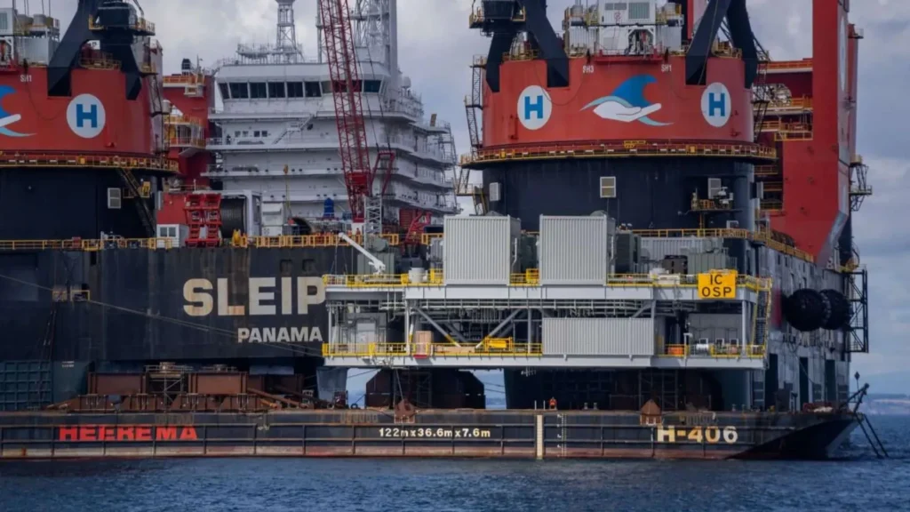 Semi-submersible crane vessel