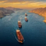 Buques petroleros navegan por una ruta marítima estratégica ante el alza del Oil por la tensión entre Estados Unidos e Irán.