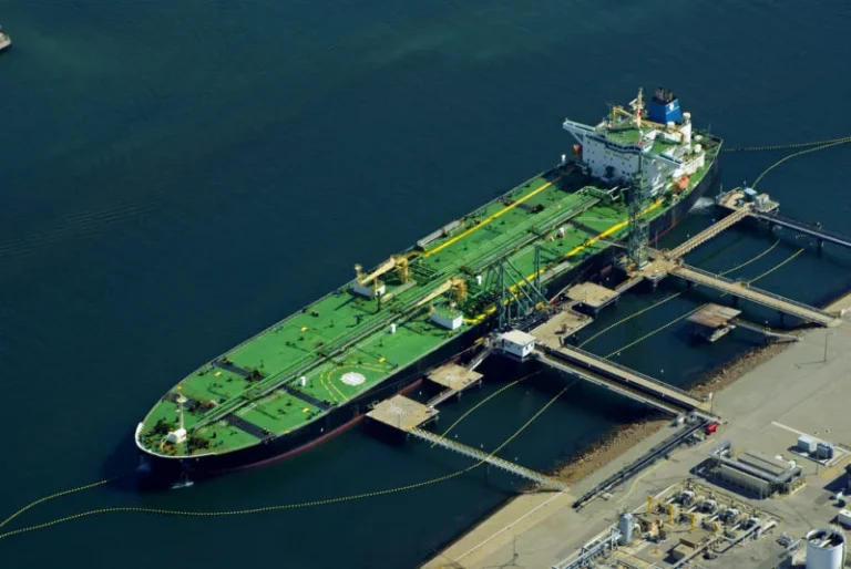 Buque-petrolero-en-muelle