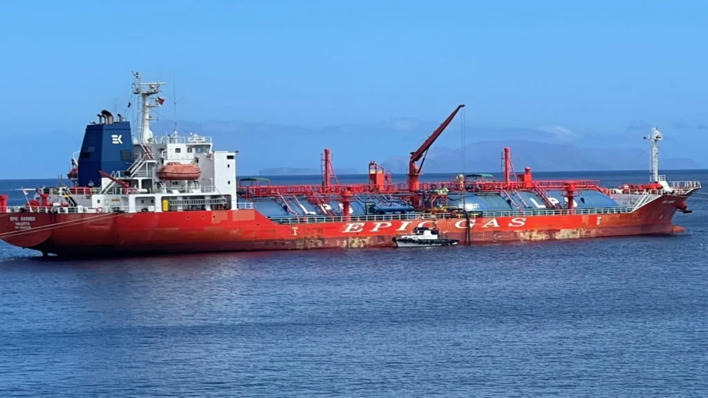 Buque rojo tipo LPG (gas licuado de petróleo) utilizado en operaciones offshore, vinculado a soluciones suministradas por IOCS Srl.