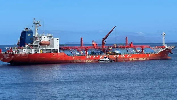 Buque rojo tipo LPG (gas licuado de petróleo) utilizado en operaciones offshore, vinculado a soluciones suministradas por IOCS Srl.