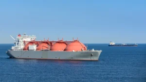 Buques de GNL de Qatar regresan al estrecho de Ormuz mientras el tráfico marítimo sigue cayendo