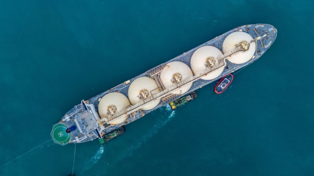 LNG Carriers Return to the Strait of Hormuz Despite Military Risk