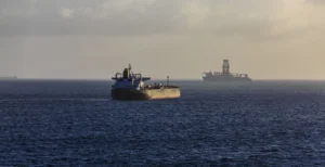 Precio del petróleo sube ante escalada bélica en el estrecho de Ormuz