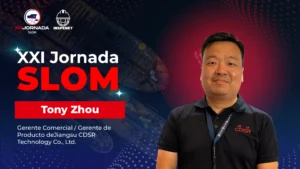 Tony Zhou, durante la XXI Jornada SLOM 2025, donde presentó la visión de la empresa sobre el uso y desarrollo de mangueras marinas para la industria offshore en América Latina.