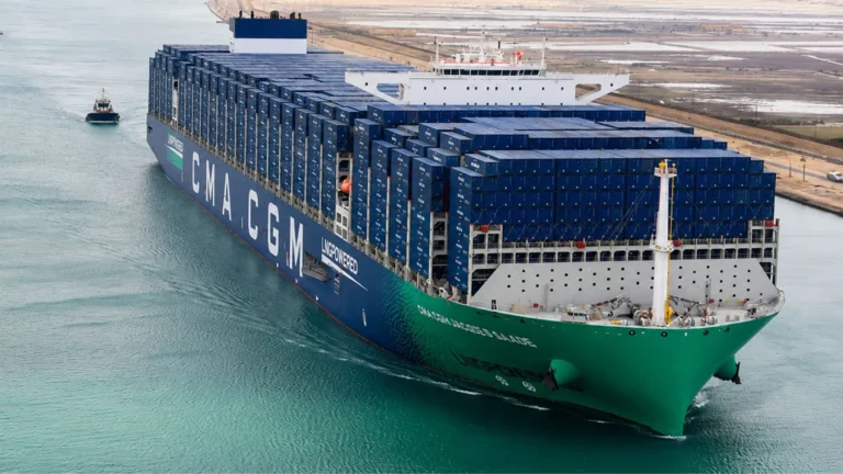 Buque portacontenedores CMA CGM GRAND PALAIS navegando por el Canal de Suez durante su primer tránsito comercial propulsado por GNL.