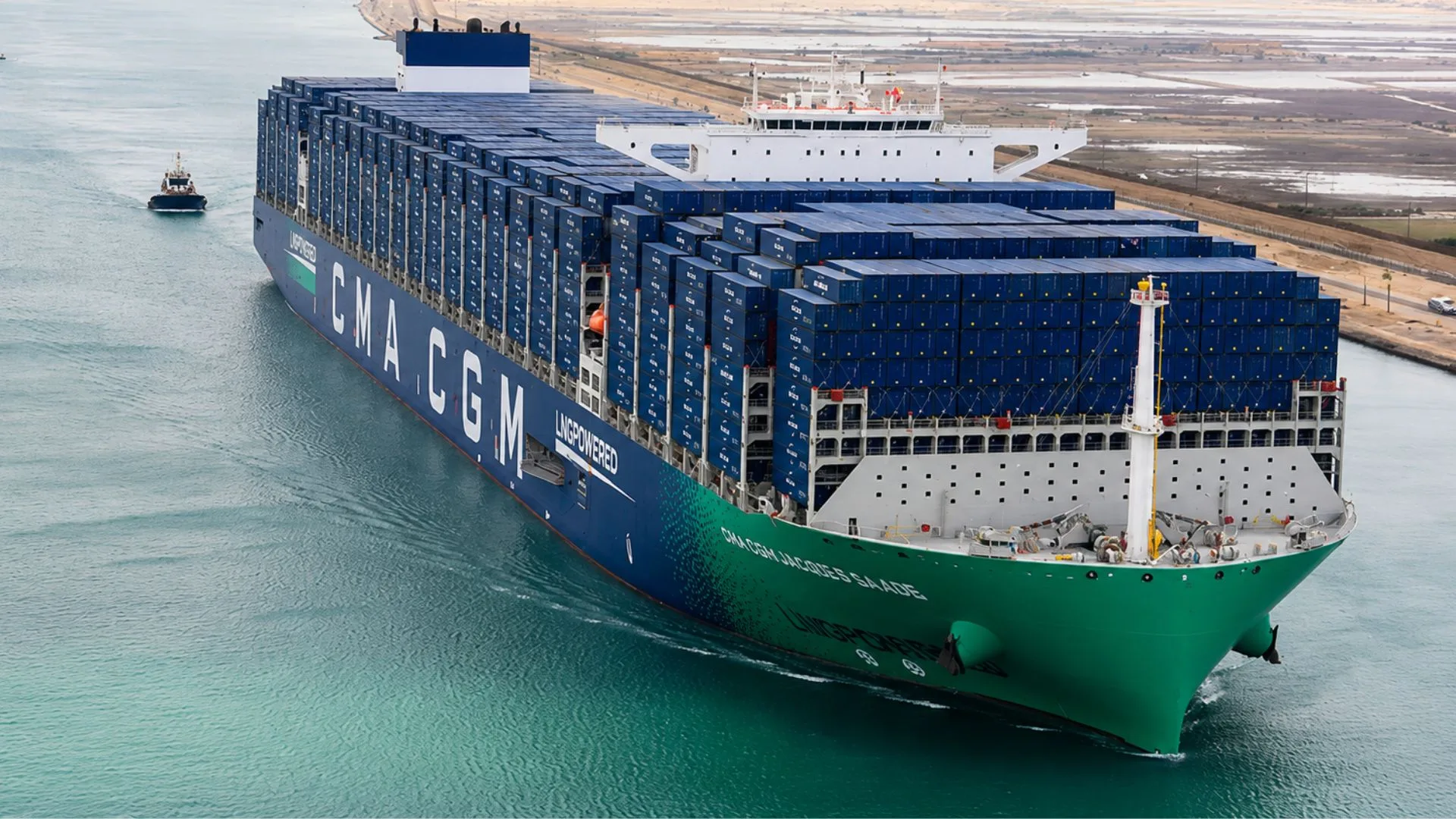 Buque portacontenedores CMA CGM GRAND PALAIS navegando por el Canal de Suez durante su primer tránsito comercial propulsado por GNL.